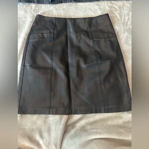Nwot Faux Leather skirt black size 8 (my34)